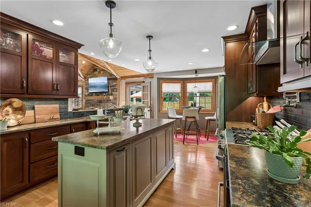 125 River Point Dr, Yorktown, VA 23693