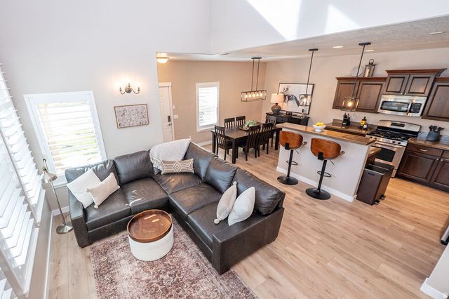 936 W  Spring Creek Ln, Farmington, UT 84025