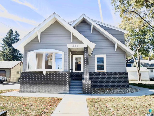 1205 S  7th Ave, Sioux Falls, SD 57105