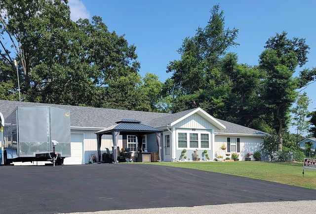226 Hunt Club Cir, Galena, MO 65656