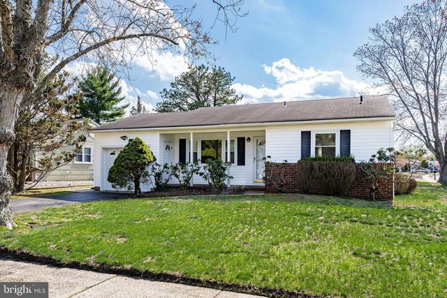 25 Willoughby Ct, Toms River, NJ 08757