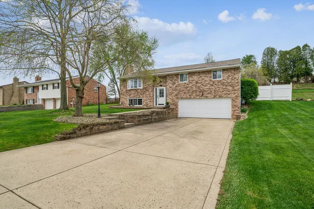 21 Farmcrest Dr, Cecil, PA 15321
