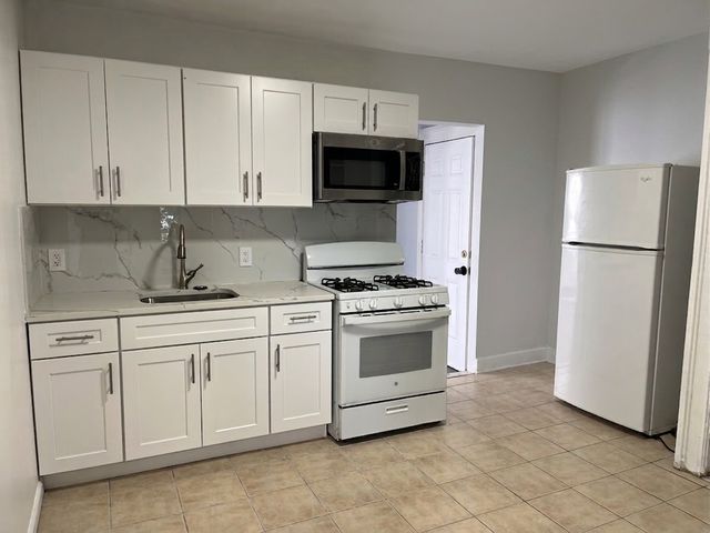 118 Pequonnock St #2, Bridgeport, CT 06604