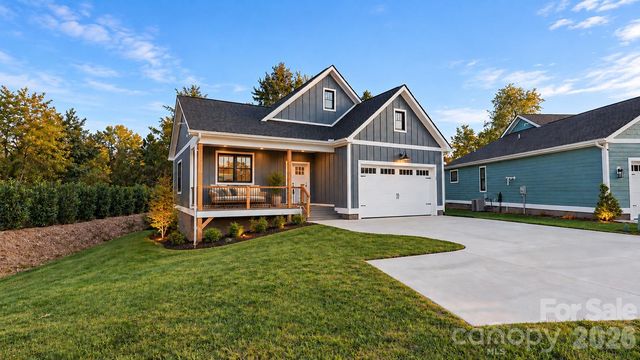 30 Olde Oak Ct, Hendersonville, NC 28792
