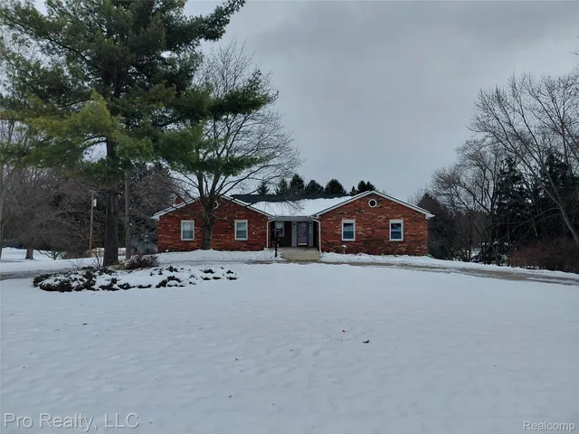 8445 Crestshire Dr, Ypsilanti, MI 48197