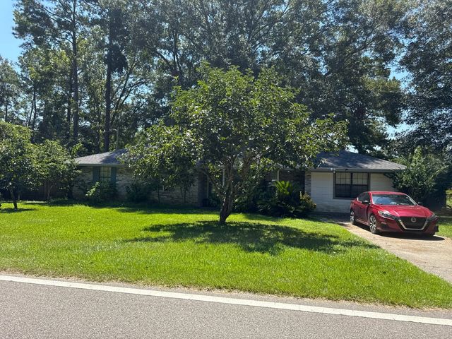 135 Westchester Dr, Picayune, MS 39466