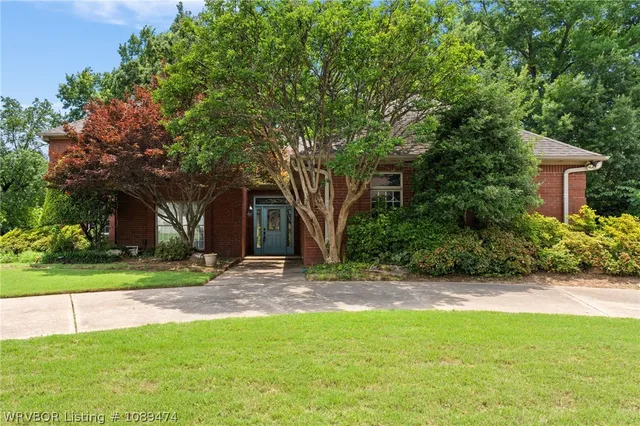 2304 Brigadoon Dr, Fort Smith, AR 72908