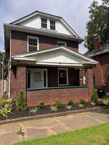 933 7th St, Huntington, WV 25701