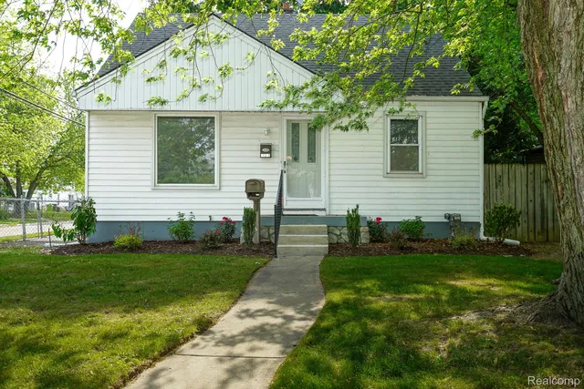 26340 Chippendale St, Roseville, MI 48066