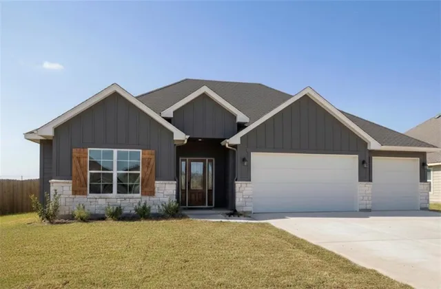 11109 E  209th St, Peculiar, MO 64078