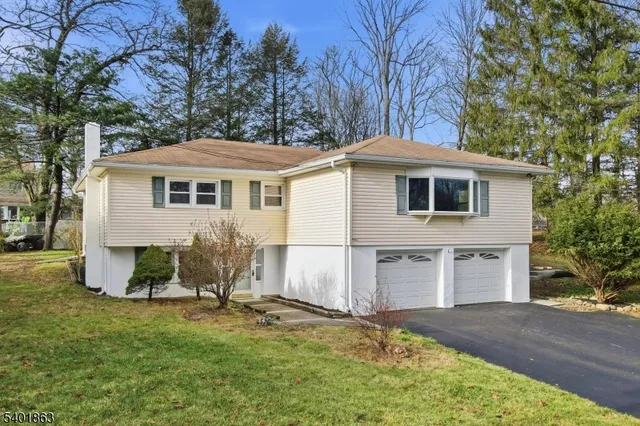 4 Rainbow Trl, Highland Lakes, NJ 07422