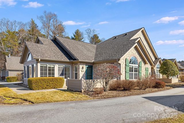 70 Summerfield Pl, Flat Rock, NC 28731
