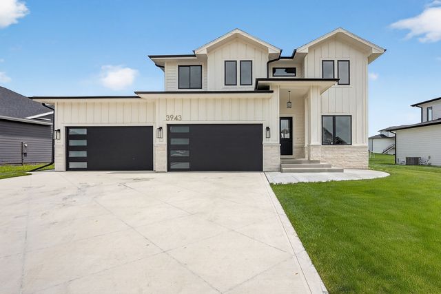 3943 NW 181st St, Clive, IA 50325