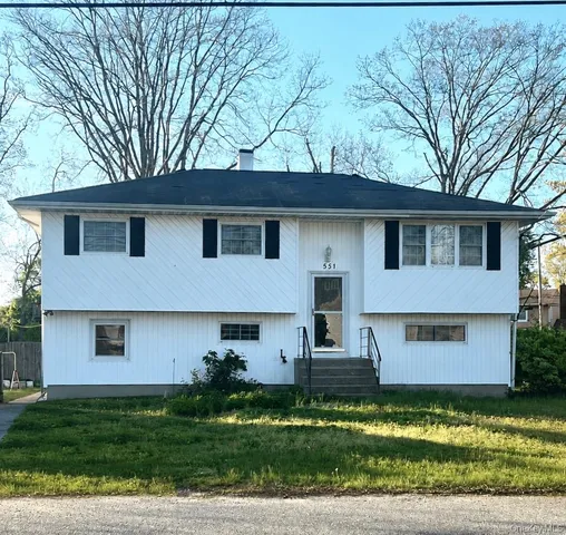 551 Spur Drive N, Bay Shore, NY 11706