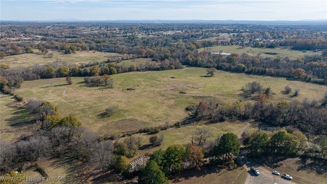 1 Spradley Rd, Van Buren, AR 72956