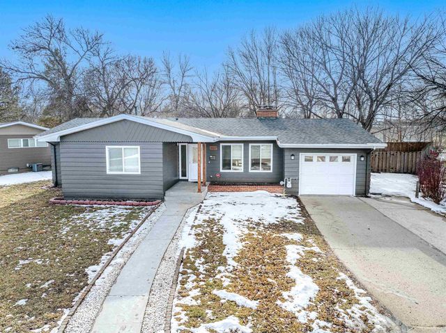 415 11th St NW, Minot, ND 58703