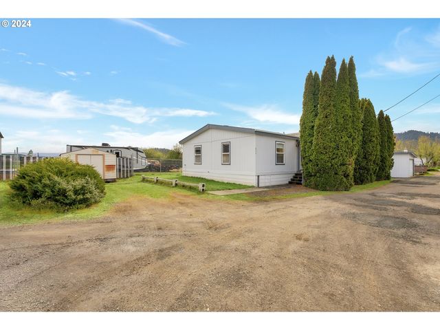 826 W  Dean Ave, Sutherlin, OR 97479