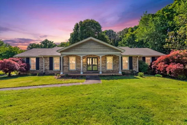 918 Shellie Dr, Clarksville, TN 37043