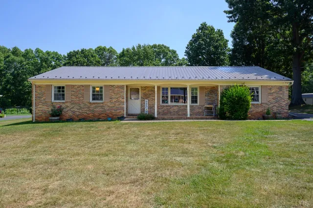 213 Oakland Dr, Madison Heights, VA 24572