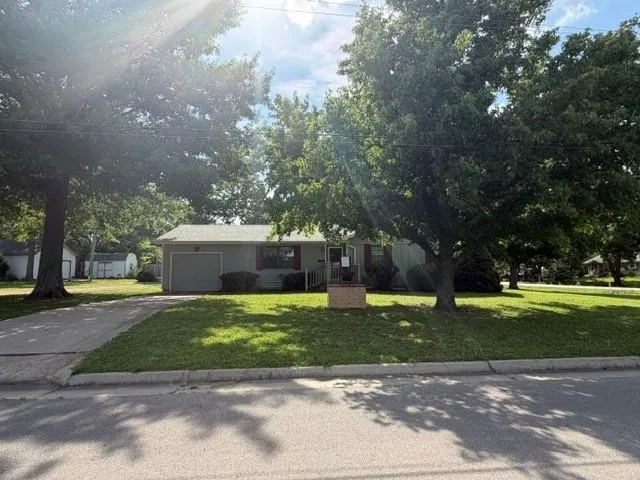 904 S  6th St, Burlington, KS 66839