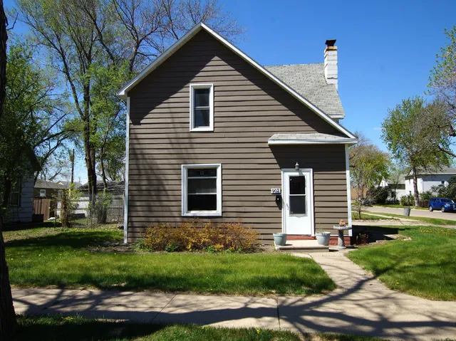 902 S  3rd St, Aberdeen, SD 57401