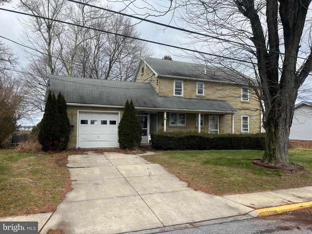587 W  Broad St, New Holland, PA 17557