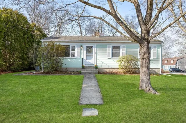 32 Overhill Rd, Warren, RI 02885