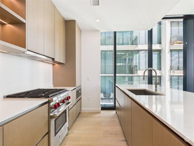 610 Davis St #2808, Austin, TX 78701