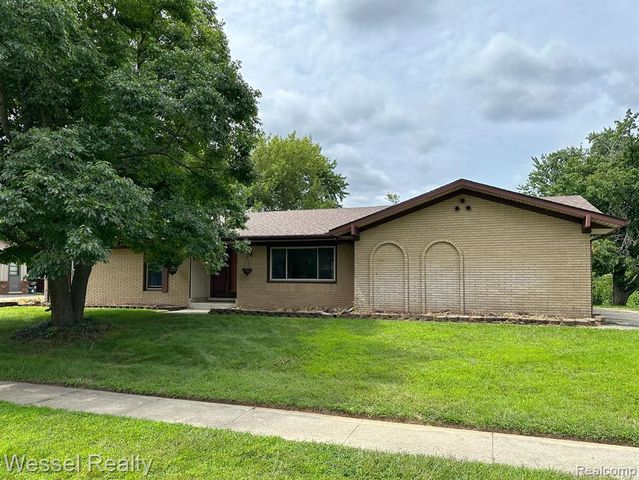 53103 Scenic Dr, Shelby Township, MI 48316