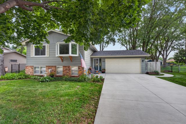 5570 Schutta Rd, Shoreview, MN 55126