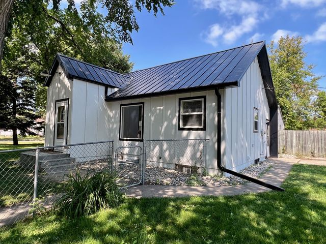 312 Conklin Ave, Grand Forks, ND 58203