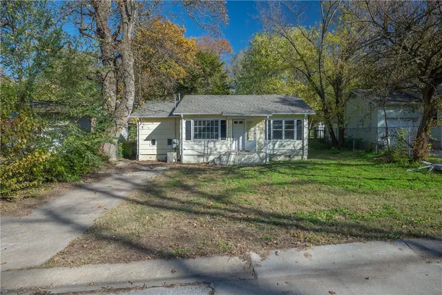 421 S  Lincoln St, Neosho, MO 64850