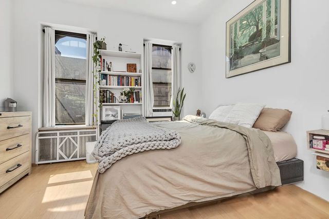 271 W  70th St #2G, New York, NY 10023
