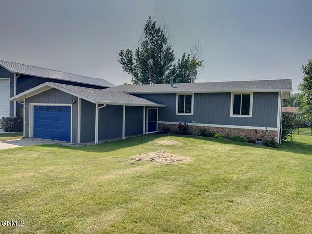 105 7th St SE, Watford City, ND 58854