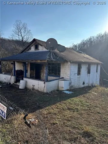 50 Graley Rd, Racine, WV 25165