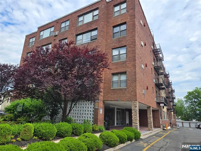 275 Hoym St #5E, Fort Lee, NJ 07024