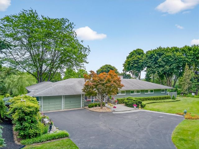 65 Oakwood Ln, Scottsville, NY 14546