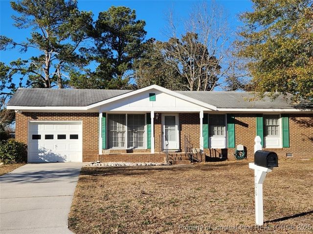 706 Regina Dr, Spring Lake, NC 28390