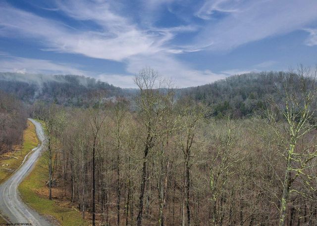 54 Watersound Trace Trl, Bruceton Mills, WV 26525