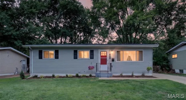 277 Dashwood Dr, Saint Louis, MO 63135