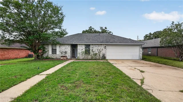 2402 Westwood Main Dr, Bryan, TX 77807