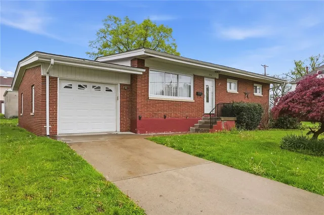210 N  16th Ave, New Brighton, PA 15066