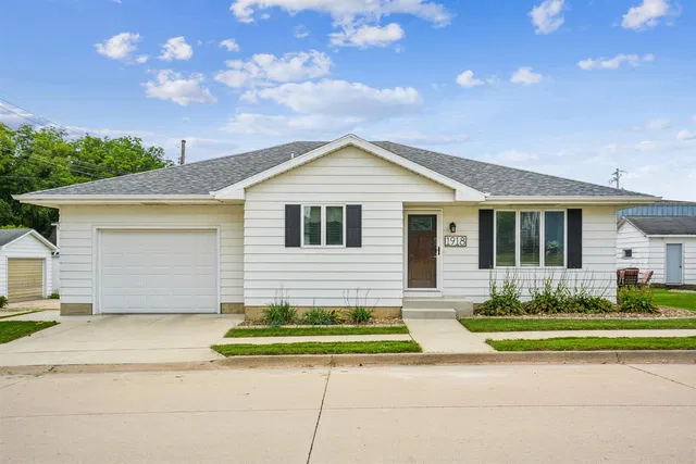 1918 New Vienna Rd, New Vienna, IA 52065