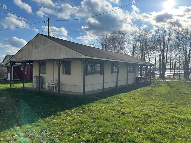 10820 N  Lake Rd, Linesville, PA 16424
