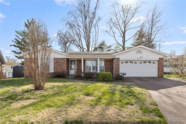 560 Blossomheath Dr, Saint Louis, MO 63125