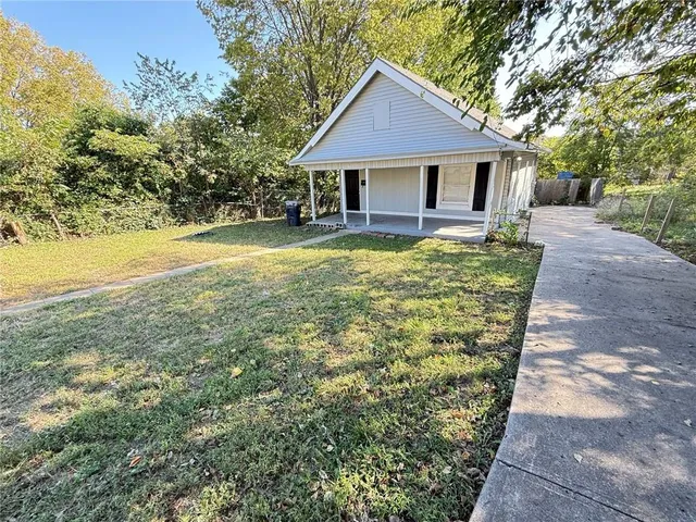 3825 E  56th St, Kansas City, MO 64130