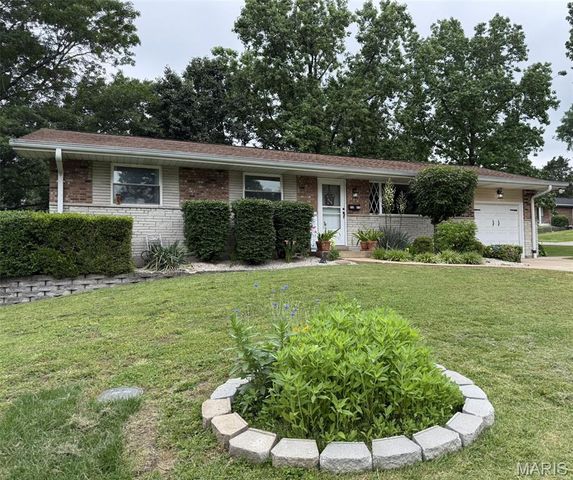 2211 Rosegarden Dr, Saint Louis, MO 63125