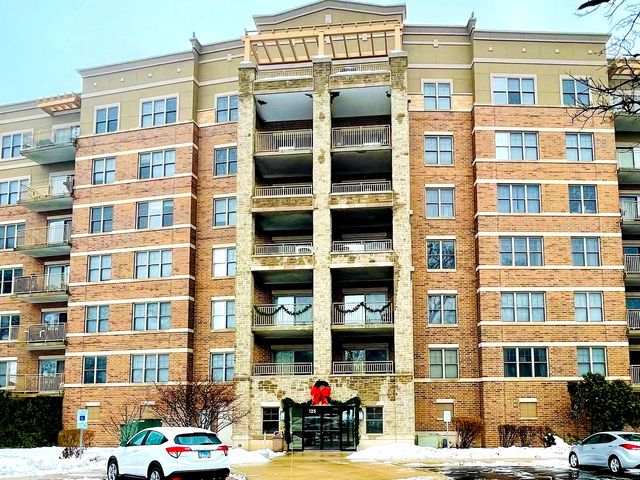 125 Lakeview Dr #403, Bloomingdale, IL 60108