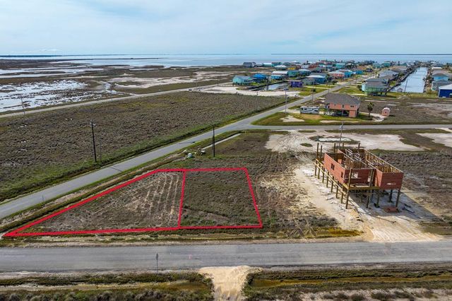 629 Channelview Rd, Rockport, TX 78382