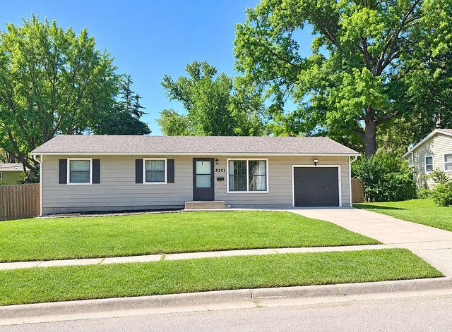3201 SW 31st St, Topeka, KS 66614